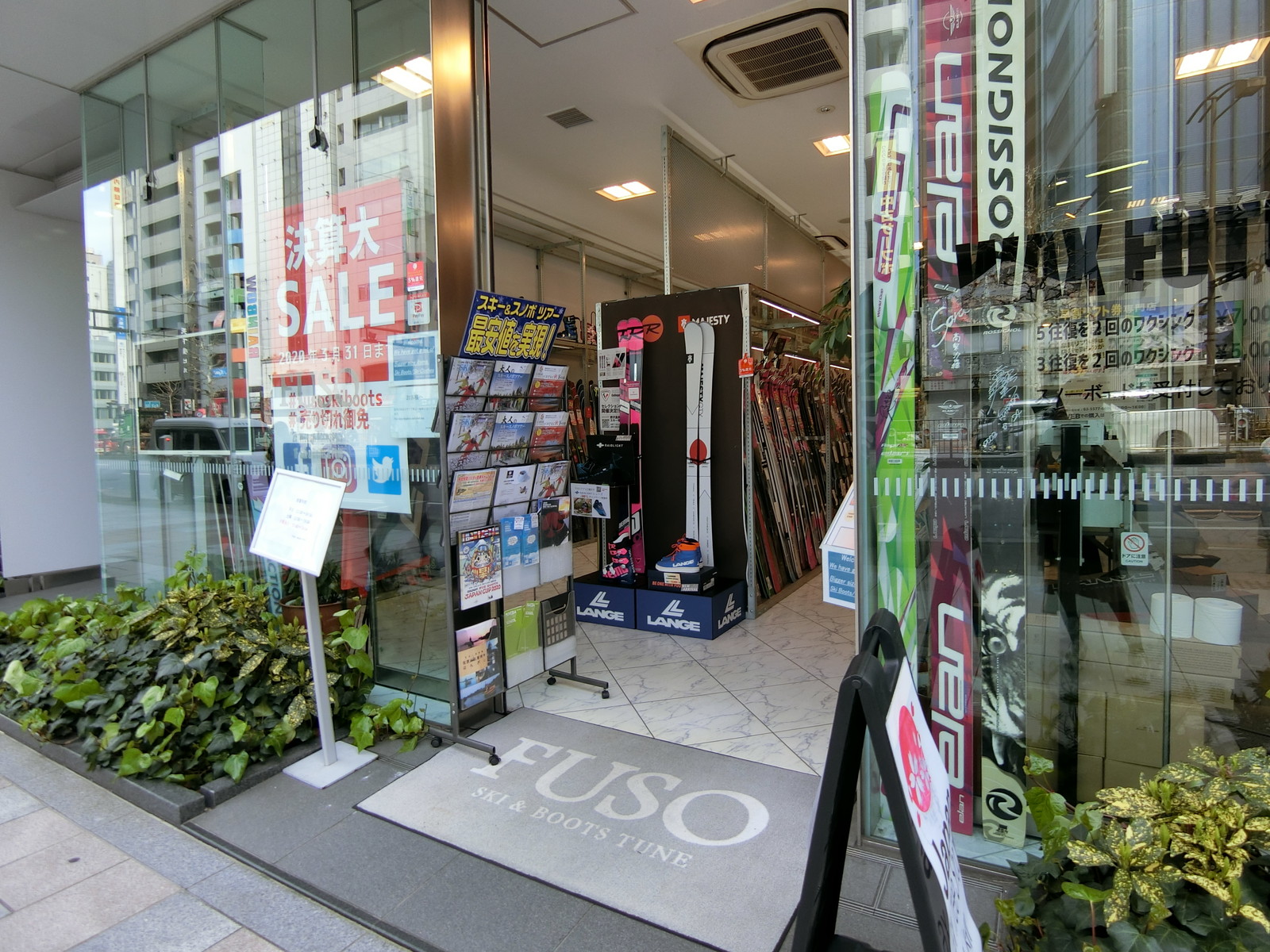 1階のスポーツ用品店