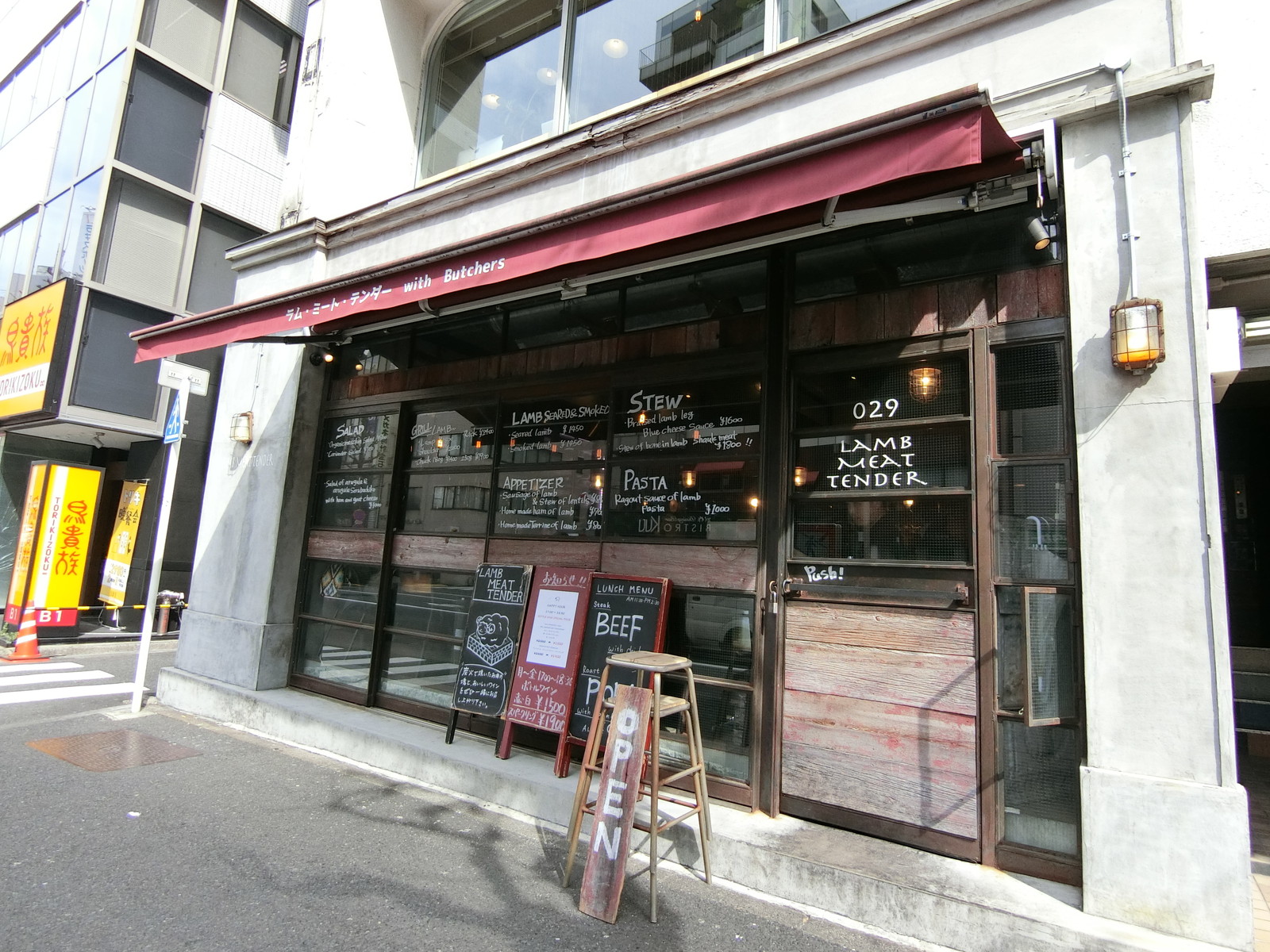 1階の飲食店の様子