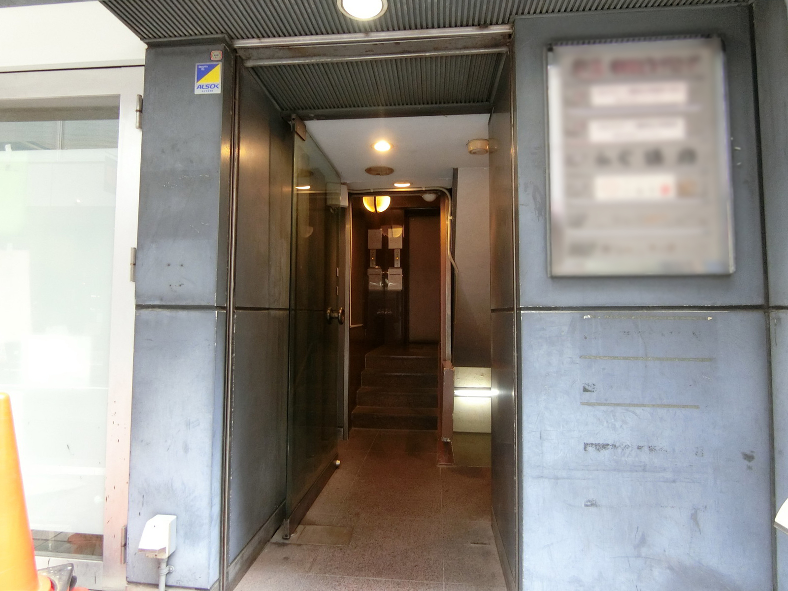 オフィスビル出入口