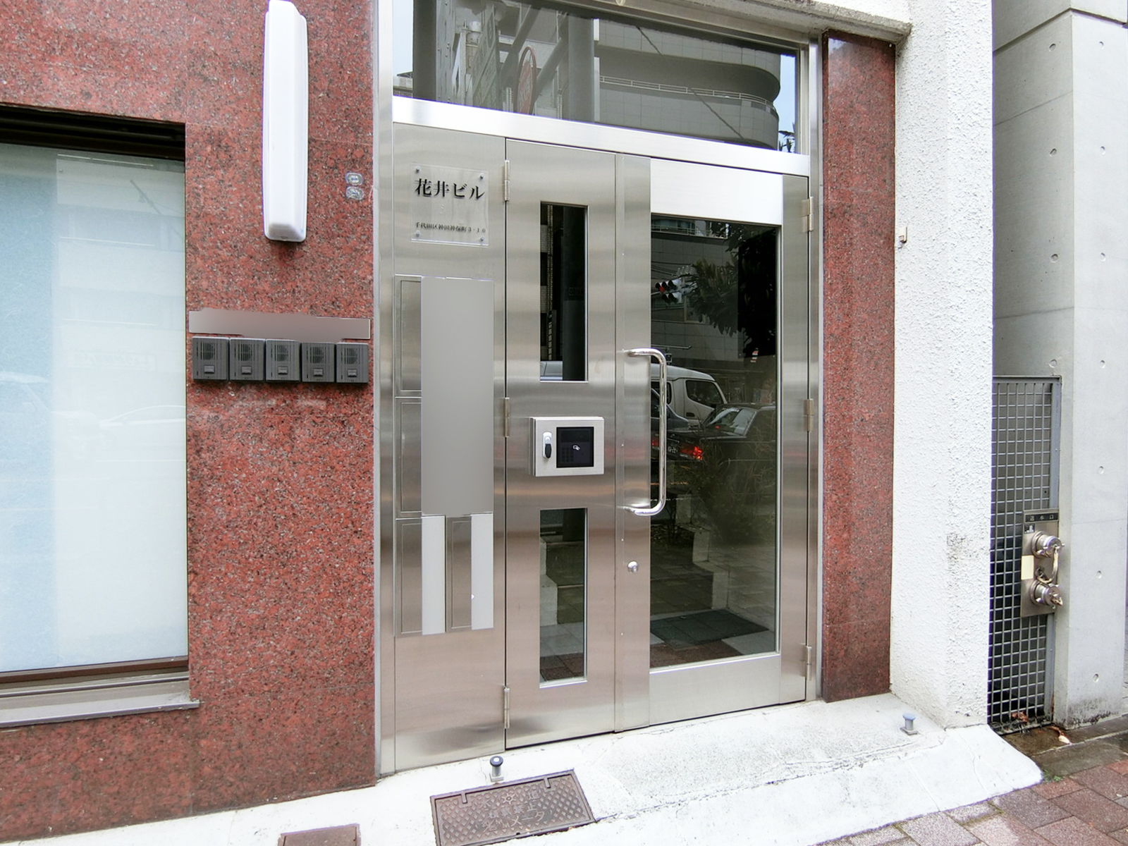 オフィスビル出入口