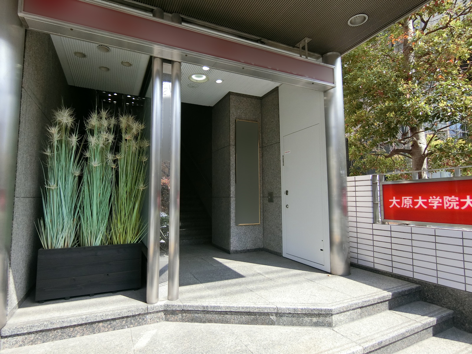 オフィスビル出入口