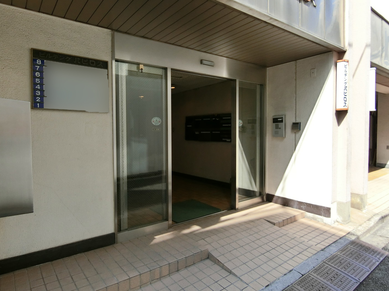 オフィスビル出入口