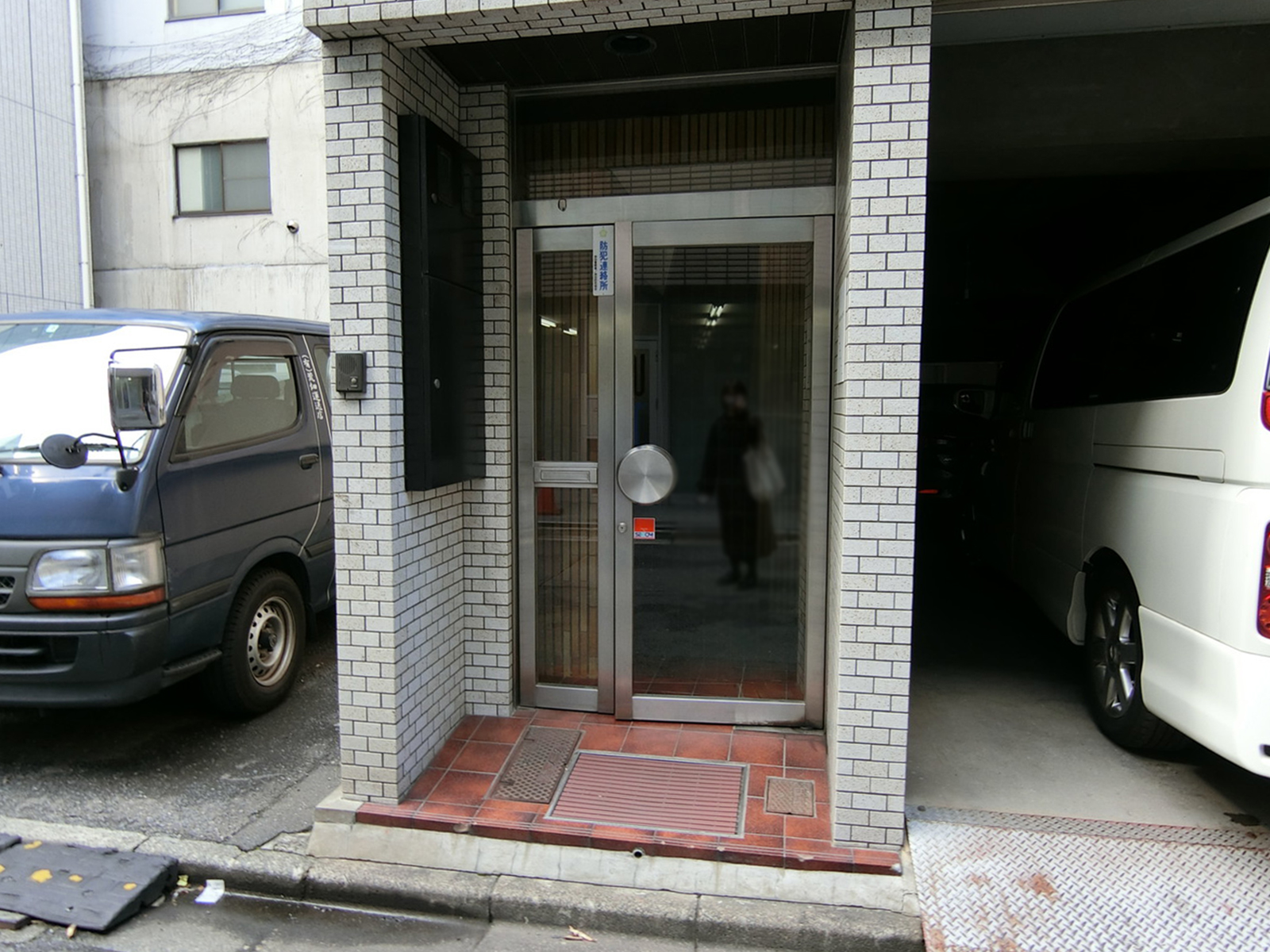 オフィスビル出入口