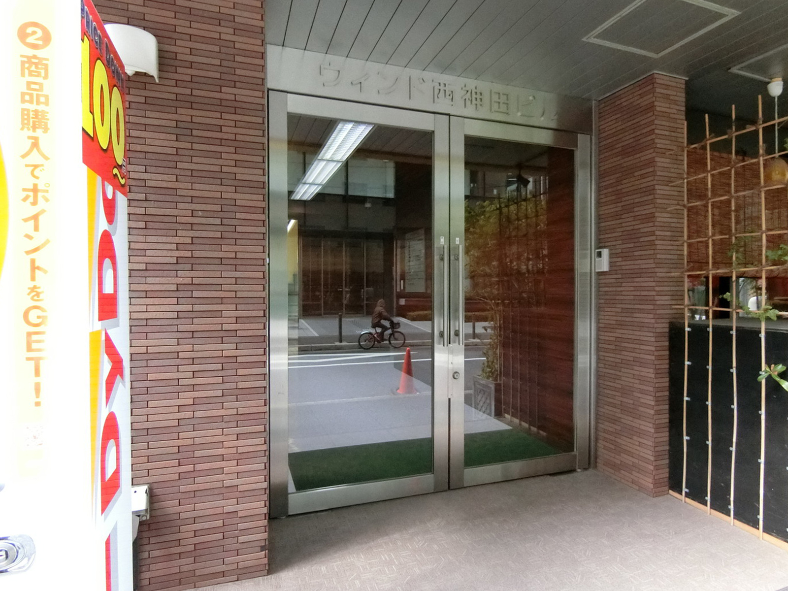 オフィスビル出入口