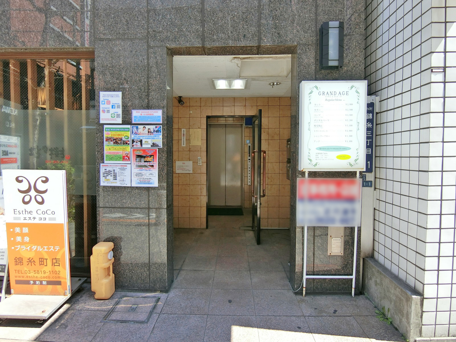 オフィスビル出入口