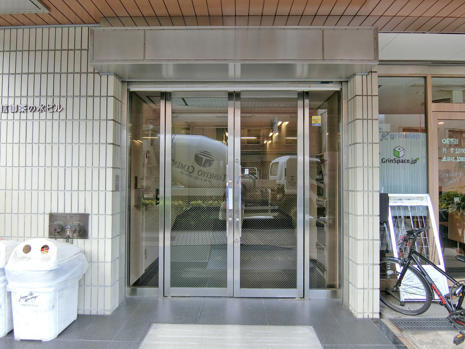 オフィスビル出入口