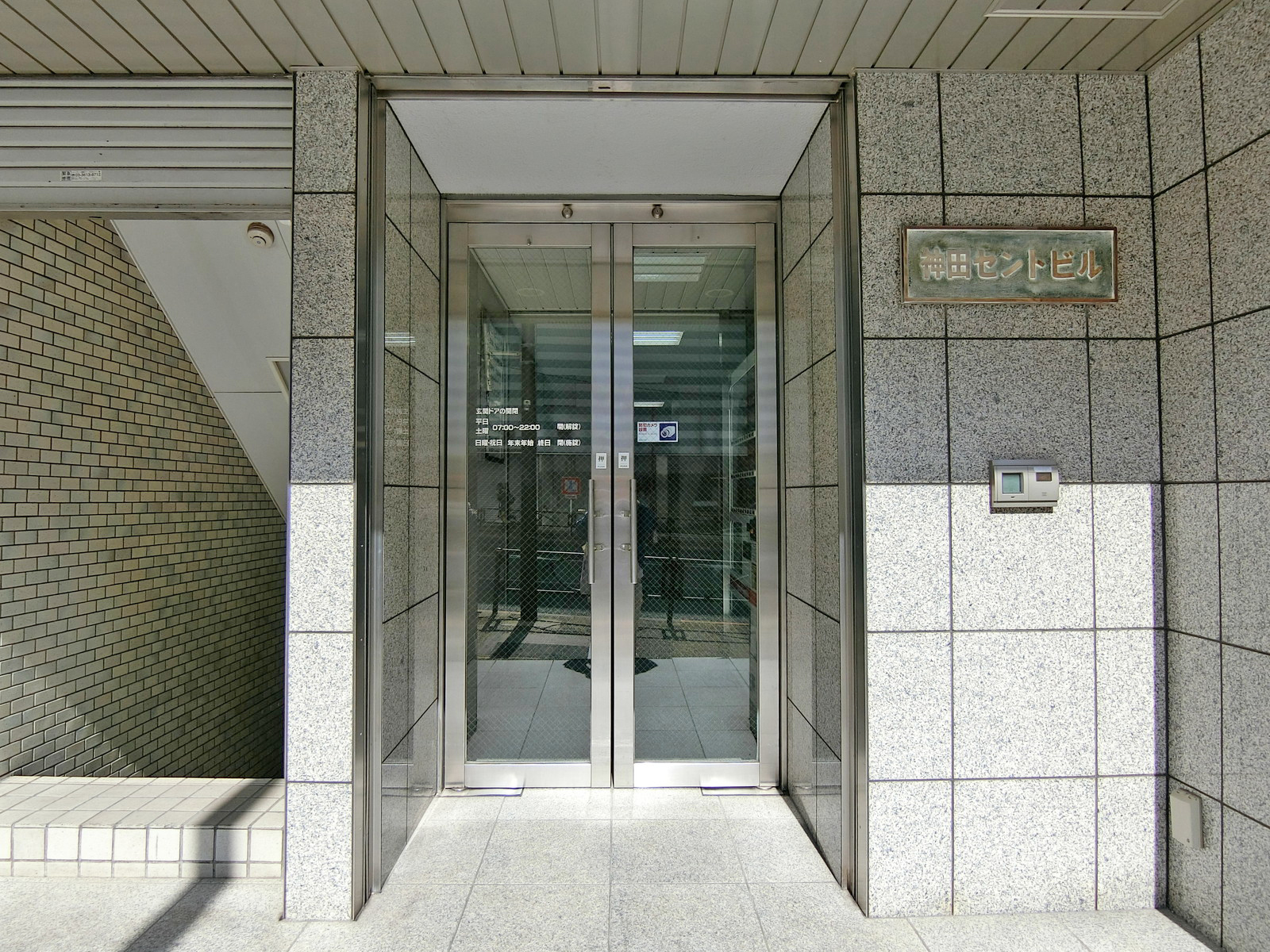 オフィスビル出入口