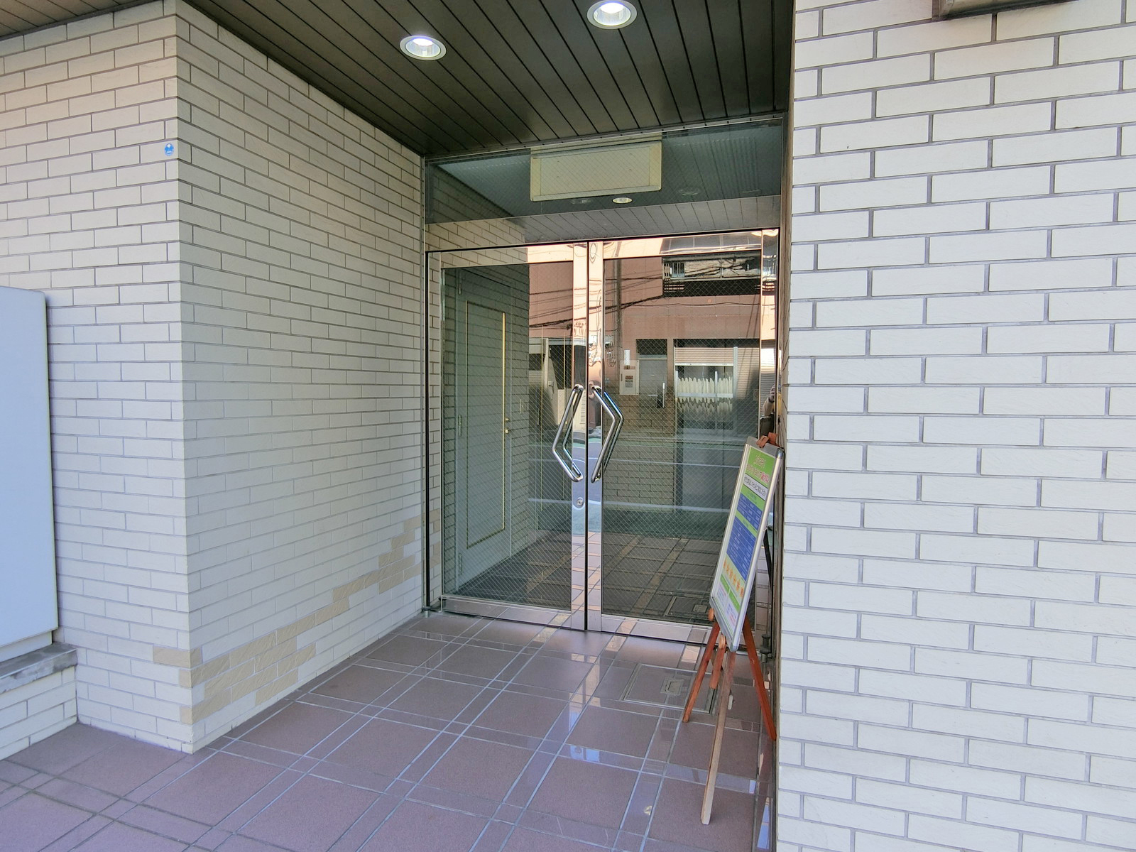 オフィスビル出入口
