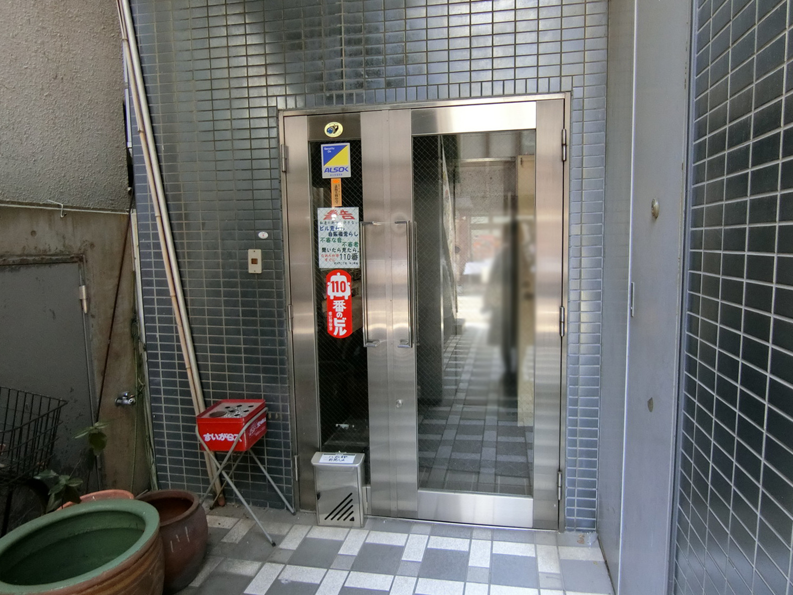 オフィスビル出入口