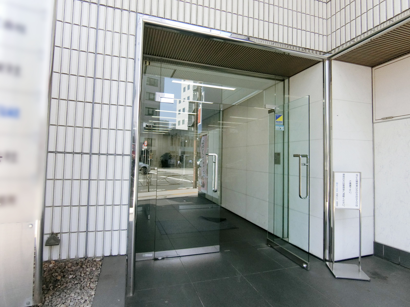 オフィスビル出入口