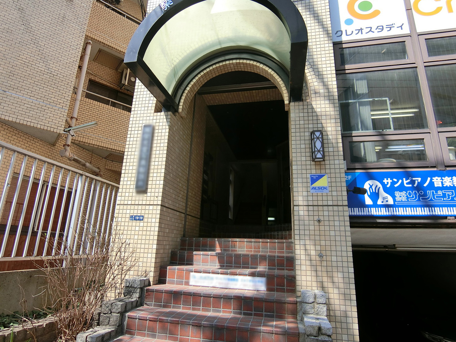 オフィスビル出入口
