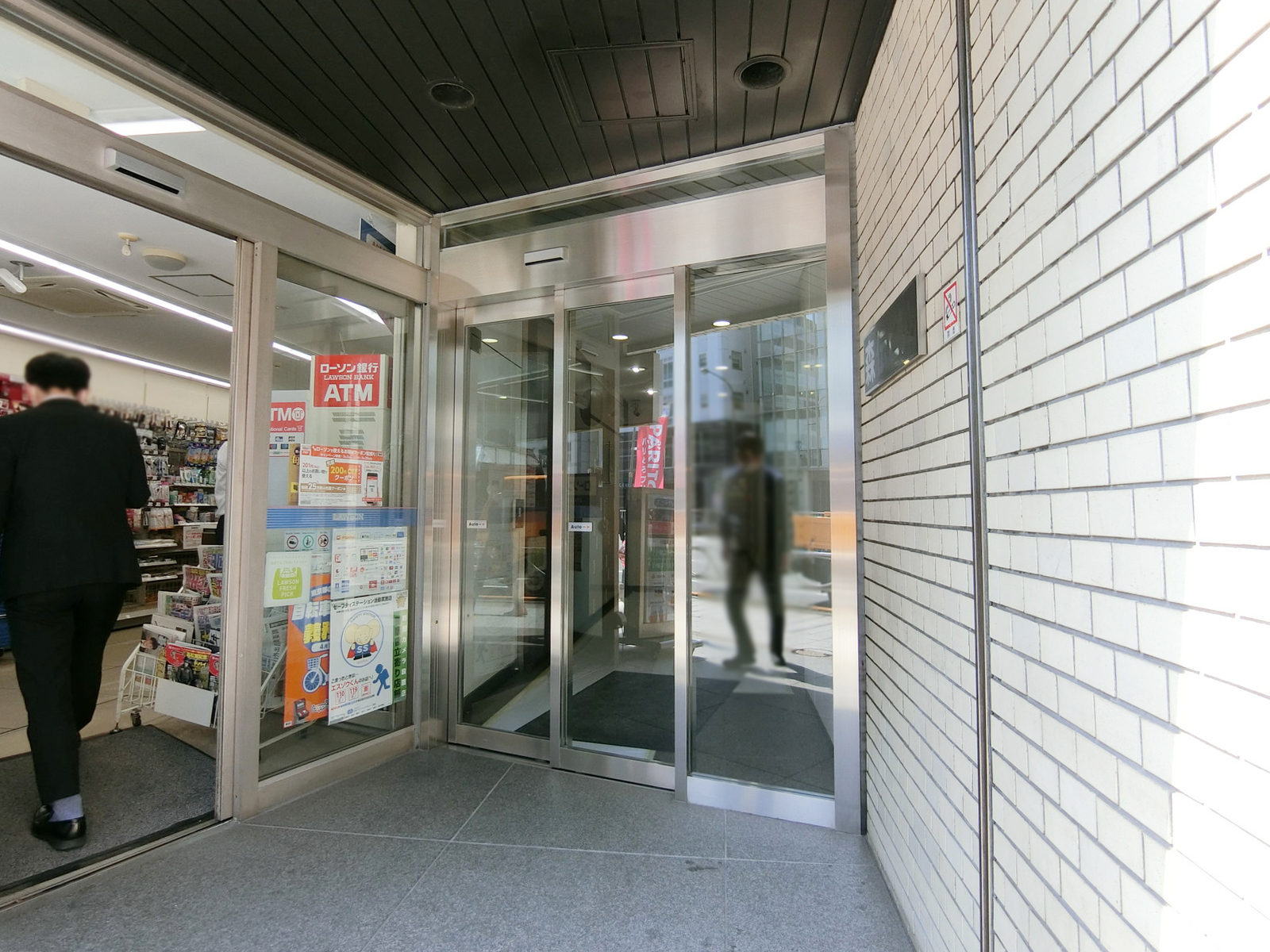 オフィスビル出入口