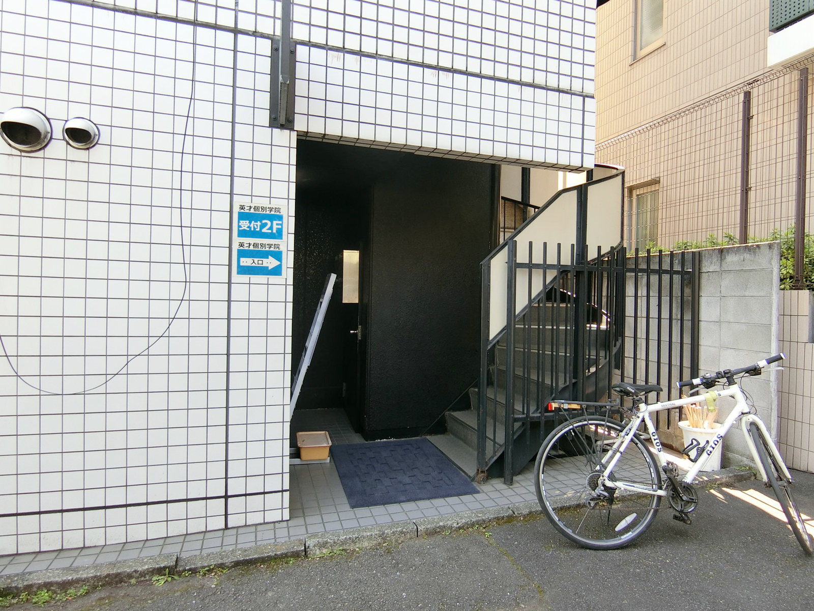 オフィスビル出入口