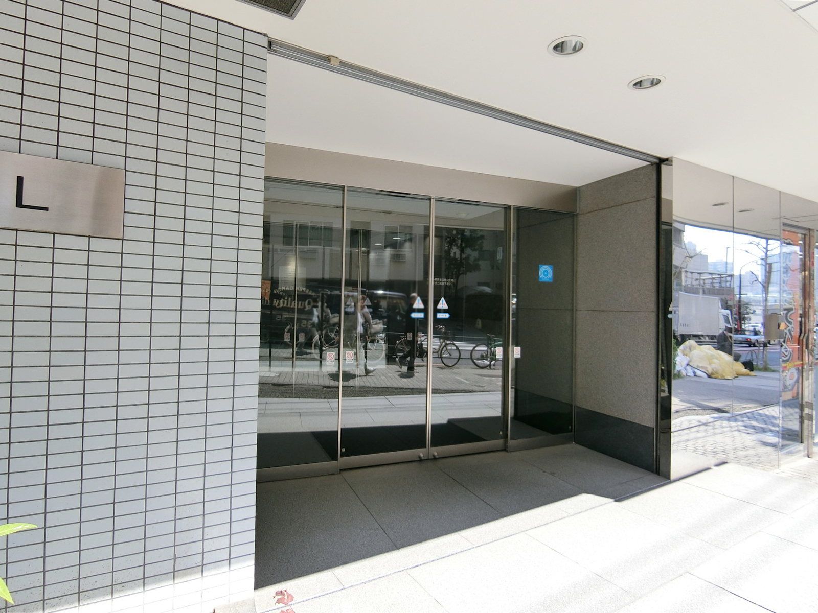 オフィスビル出入口