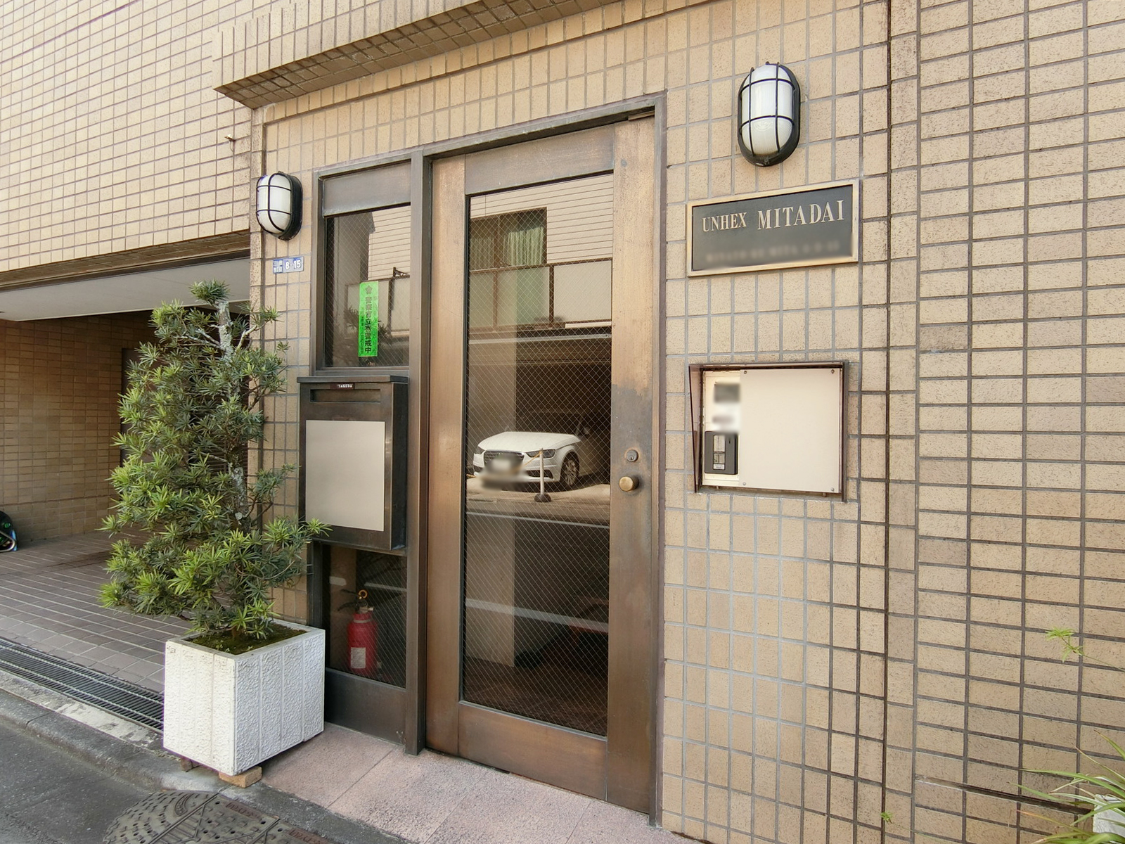 オフィスビル出入口