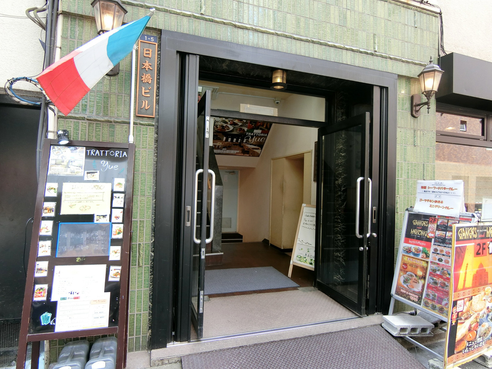 オフィスビル出入口
