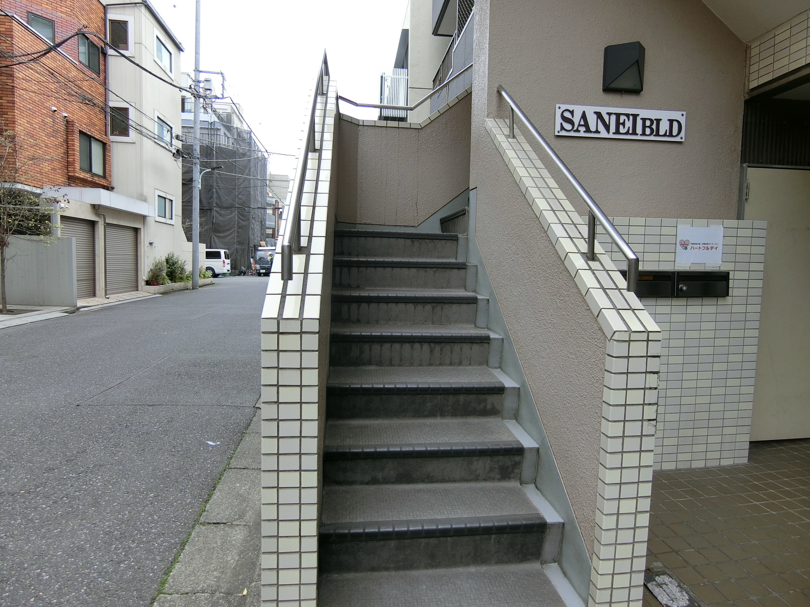 オフィスビル出入口