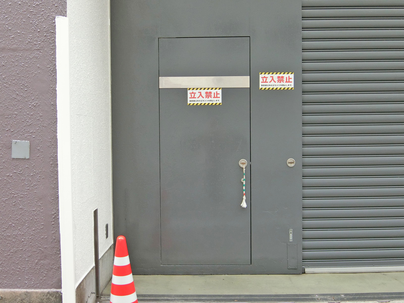 オフィスビル出入口