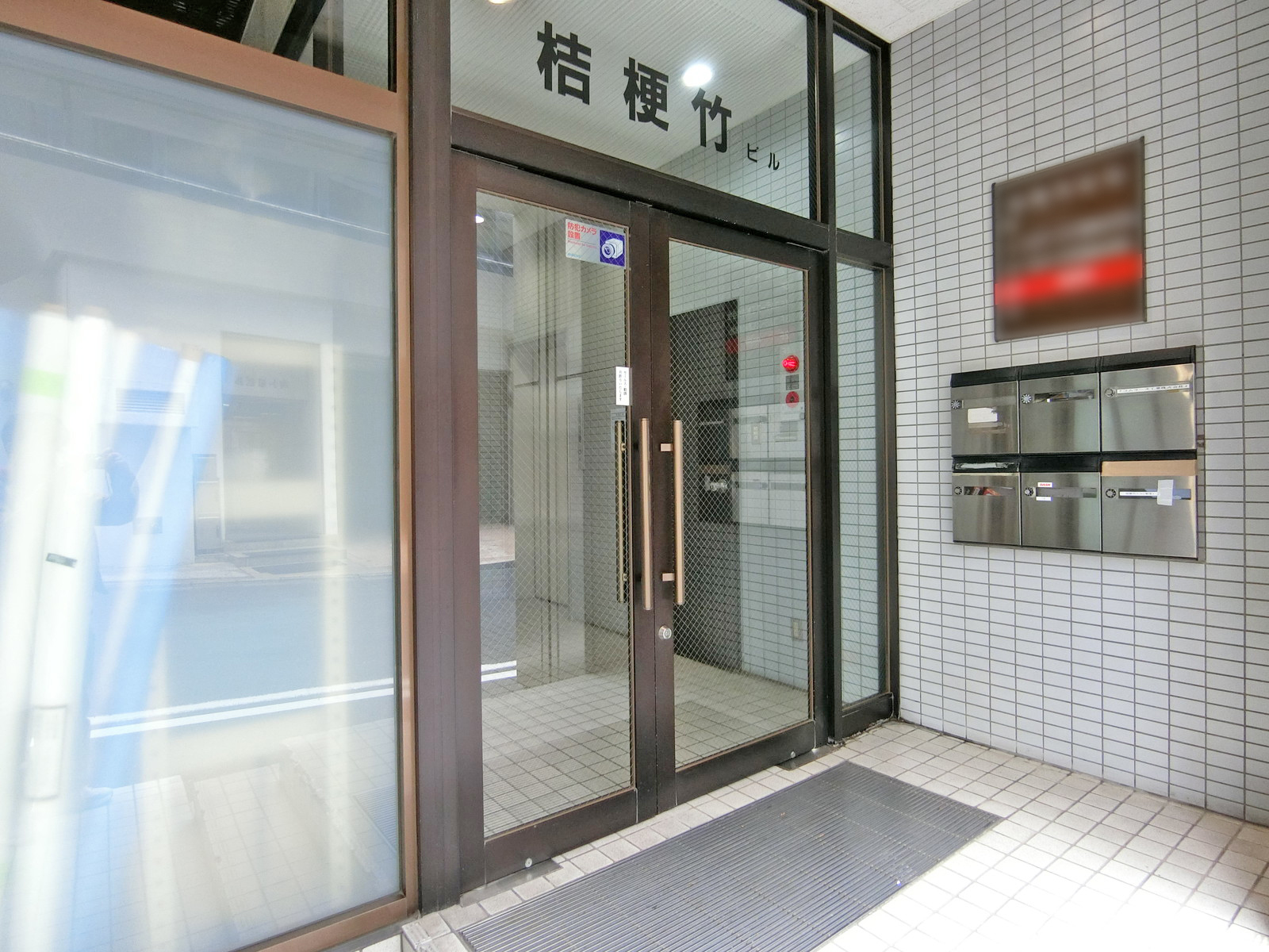 オフィスビル出入口