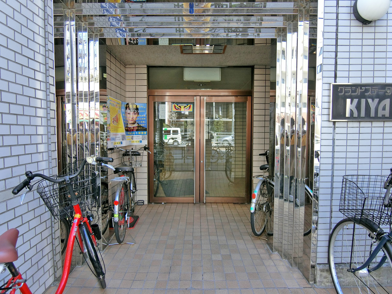 オフィスビル出入口
