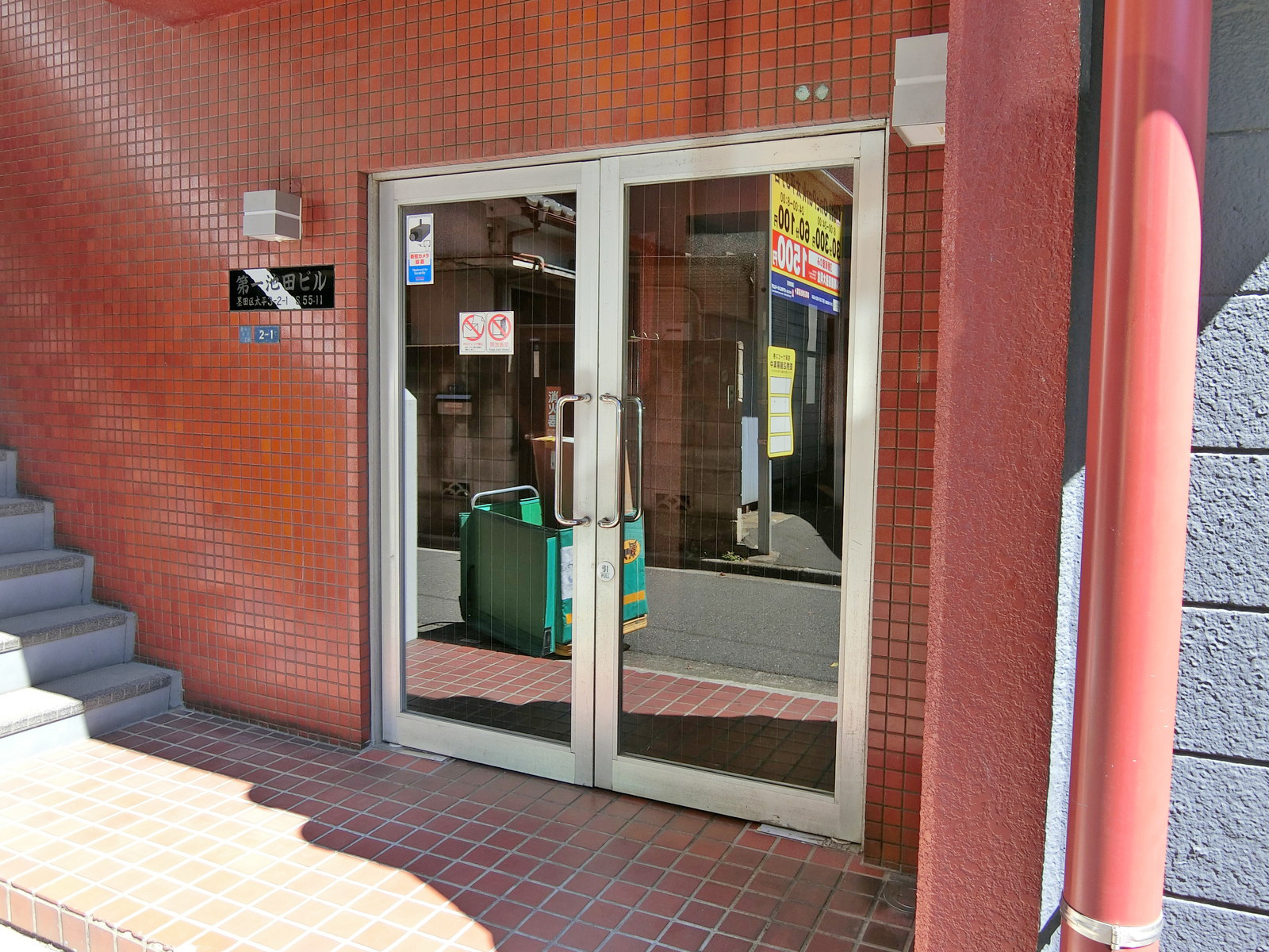 オフィスビル出入口
