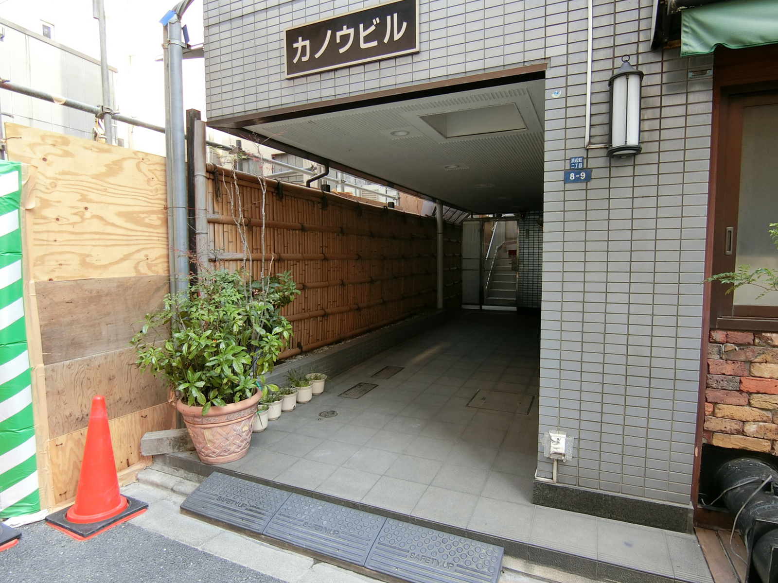 オフィスビル出入口