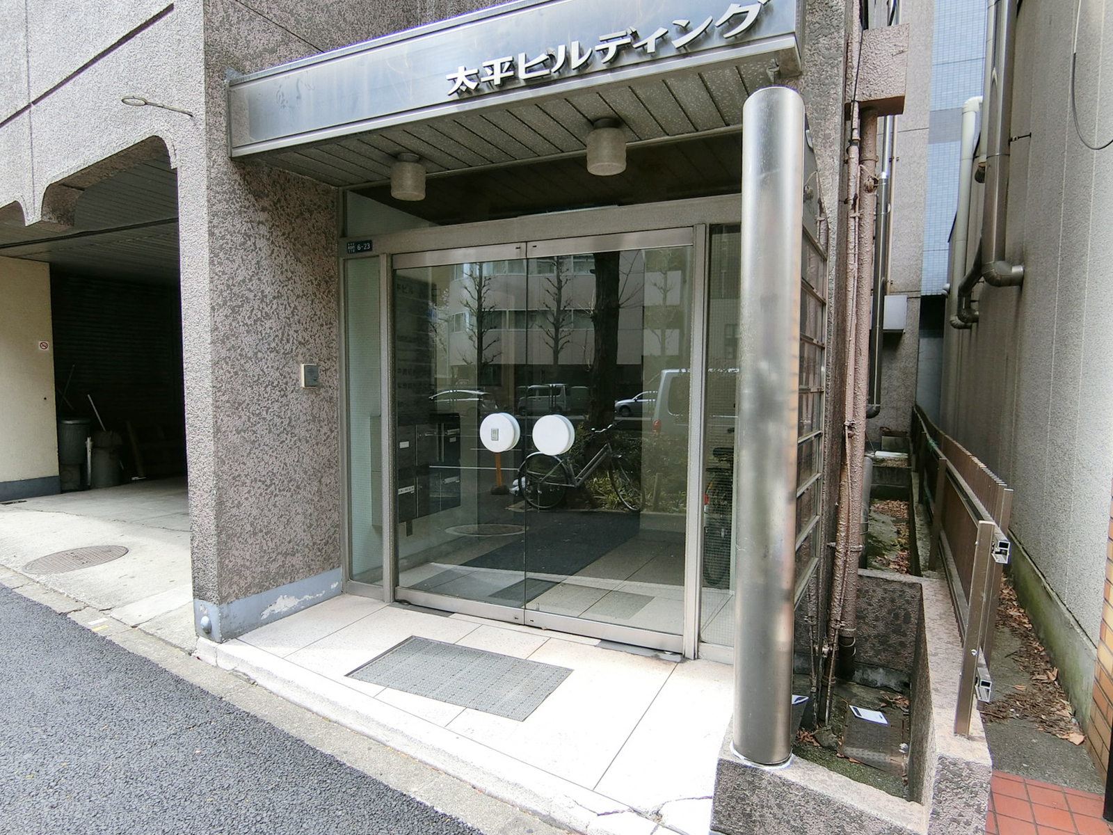 オフィスビル出入口