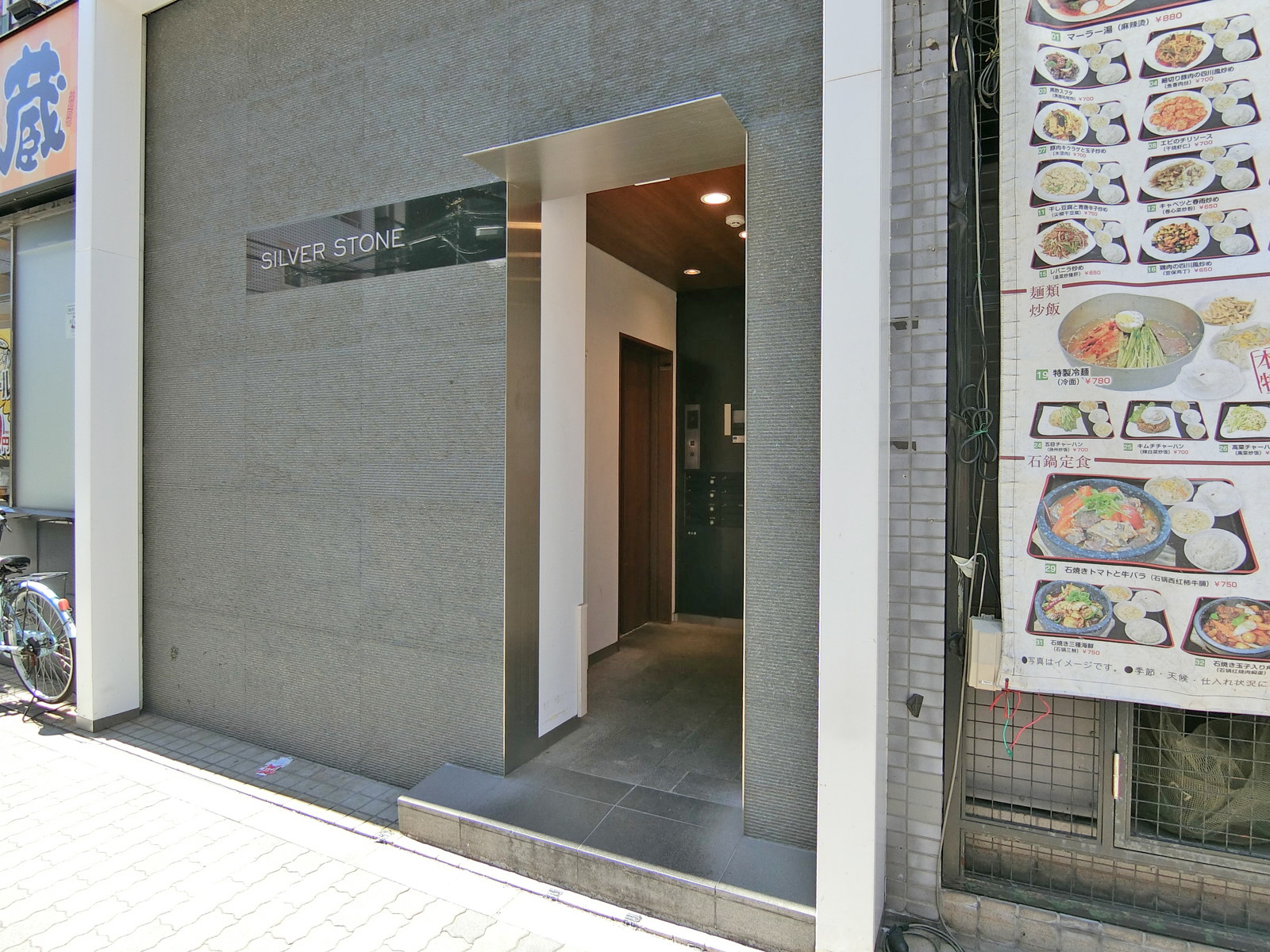 オフィスビル出入口