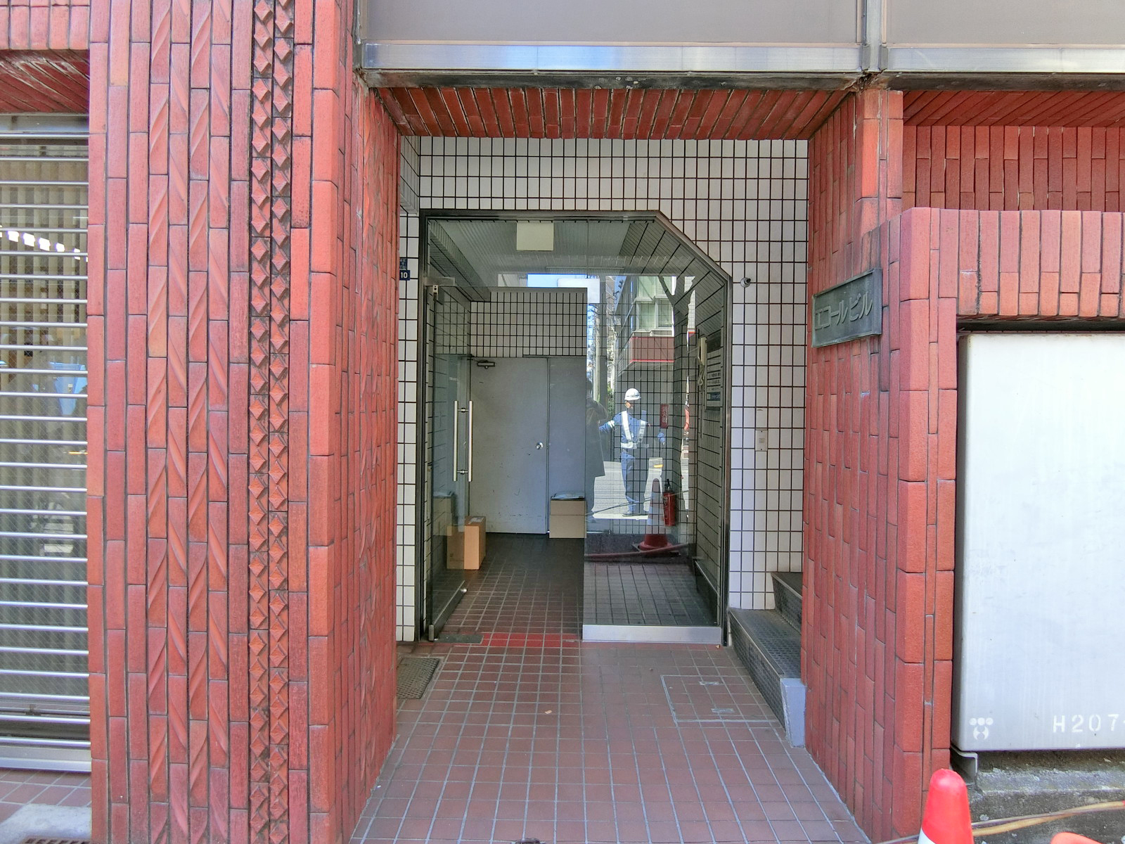 オフィスビル出入口