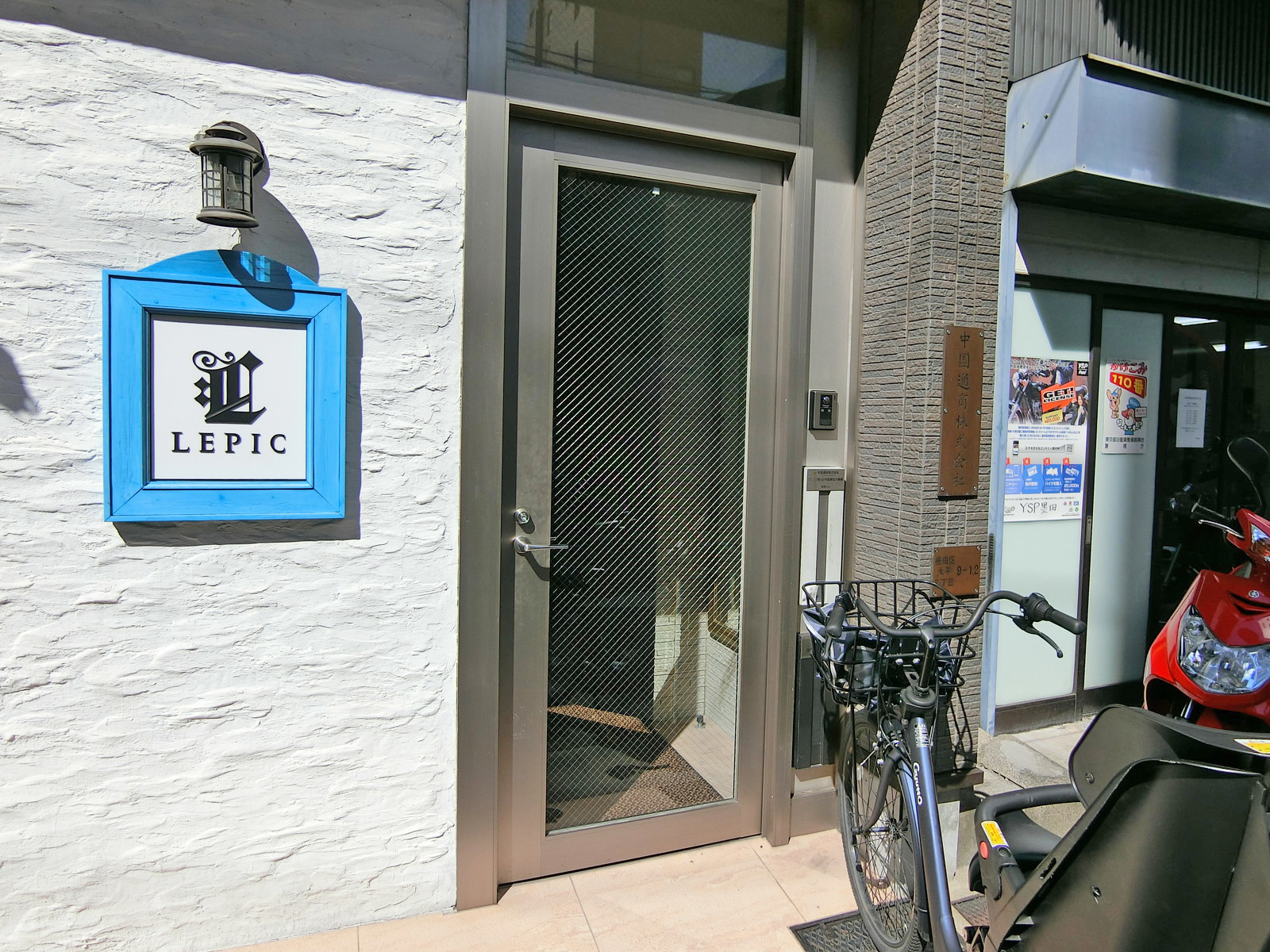 オフィスビル出入口