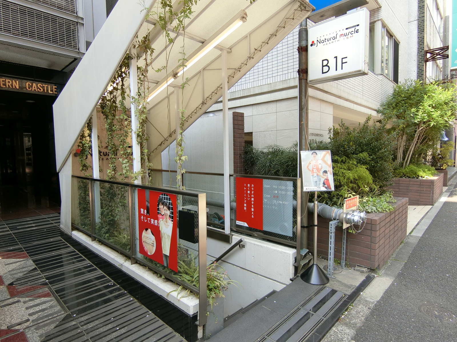 地下1階テナントの出入口