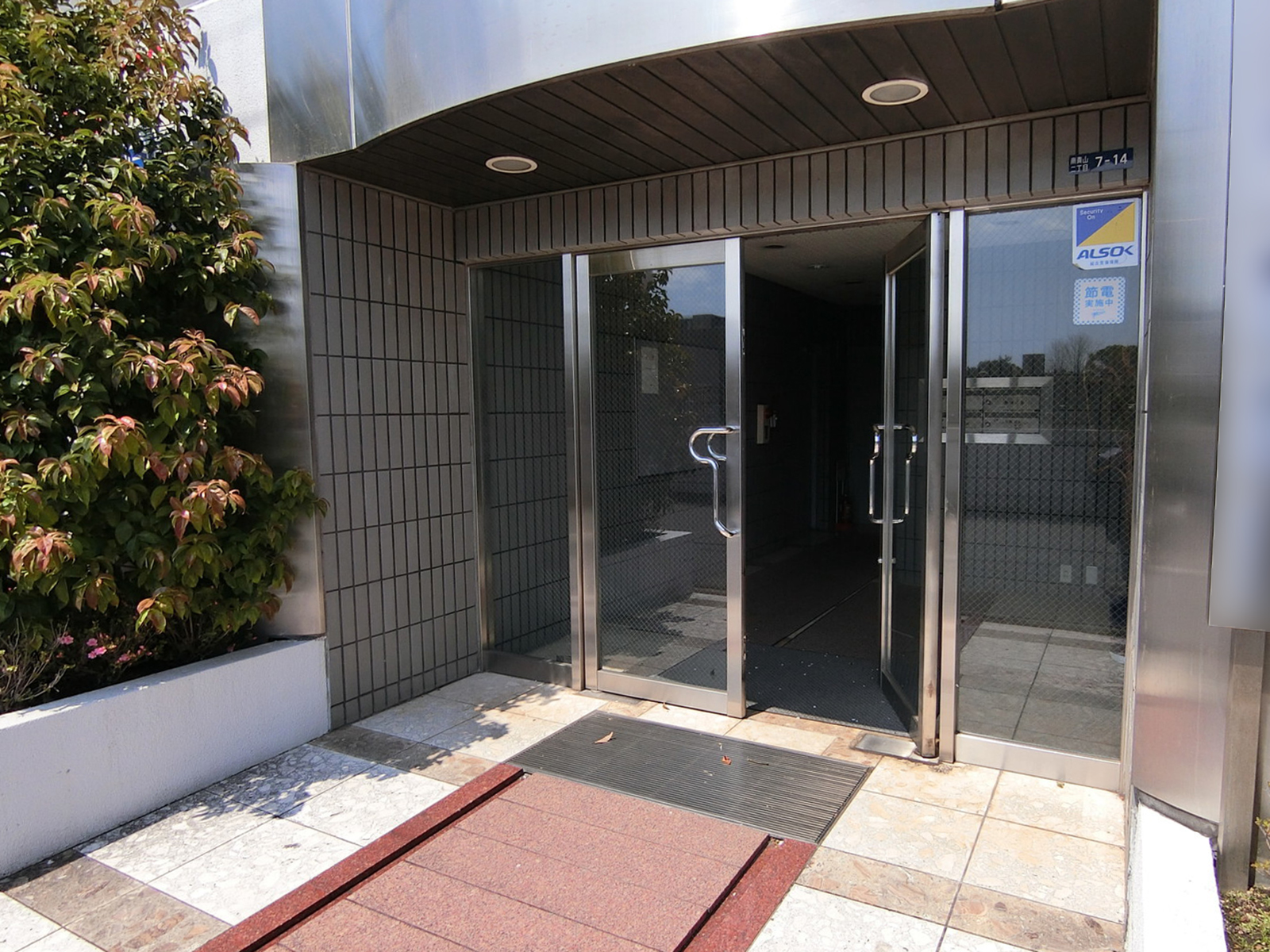オフィスビル出入口