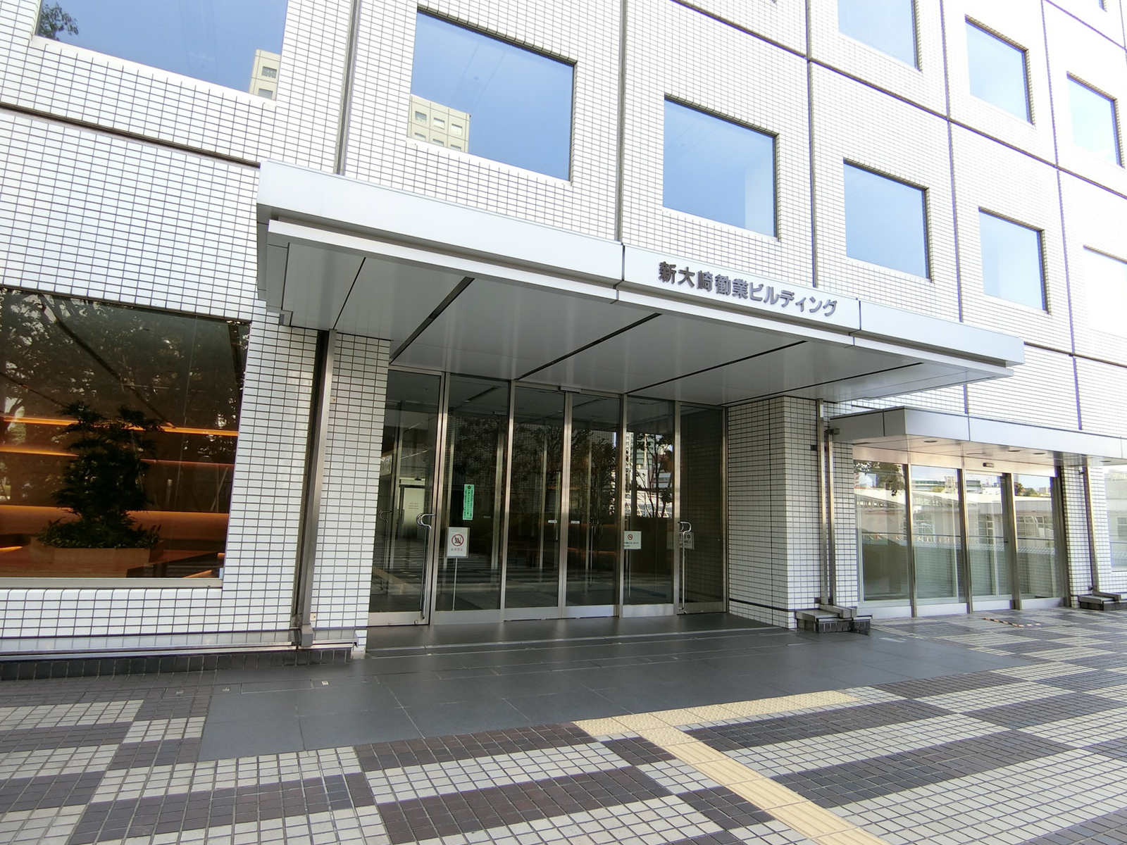 オフィスビル出入口