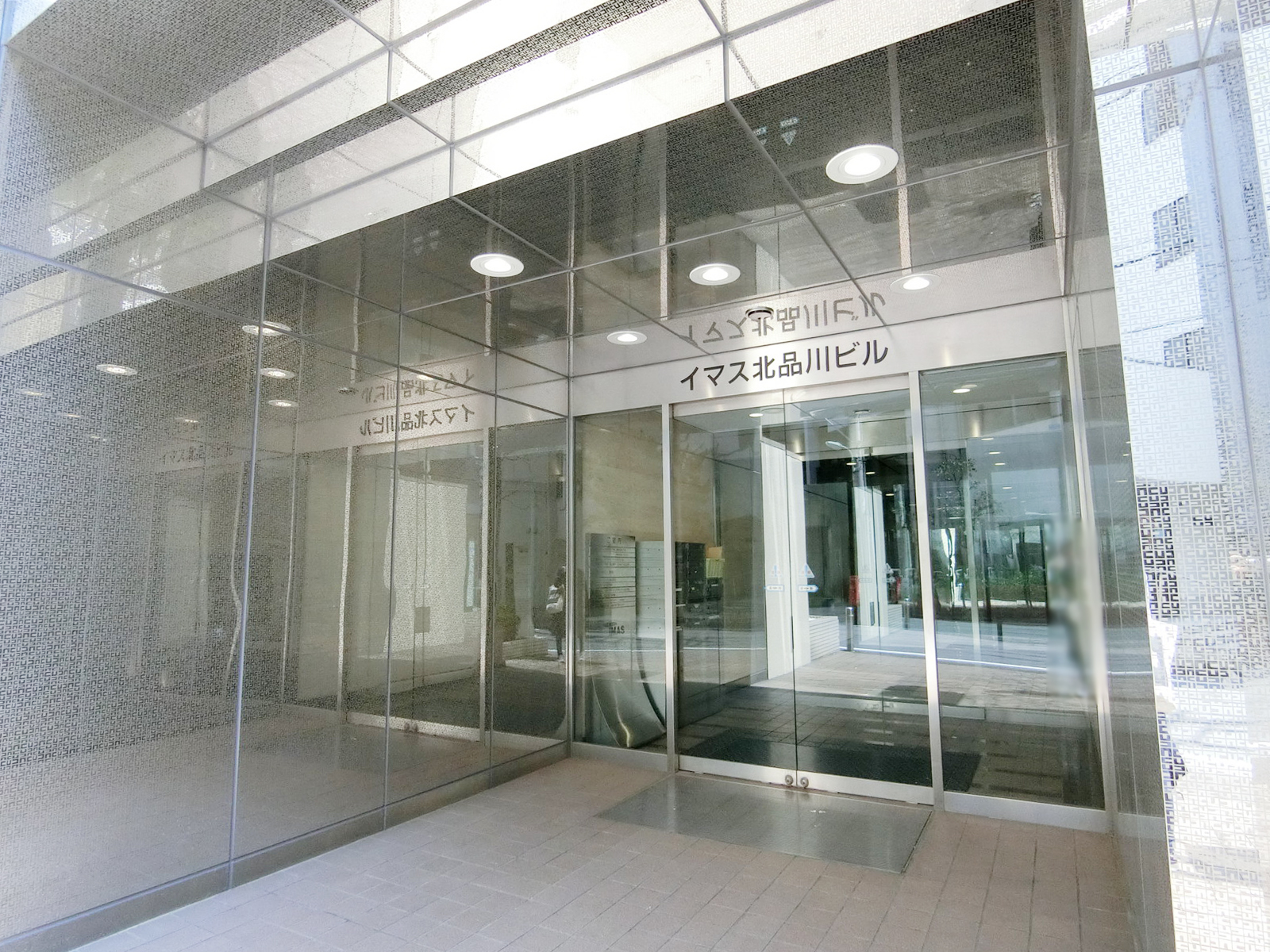 オフィスビル出入口