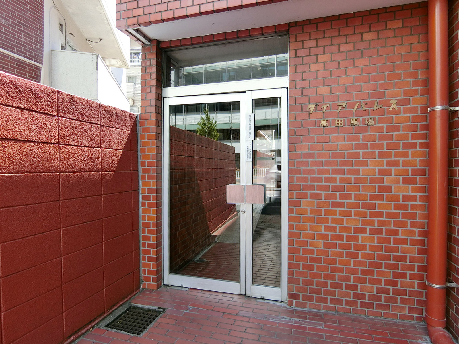 オフィスビル出入り口
