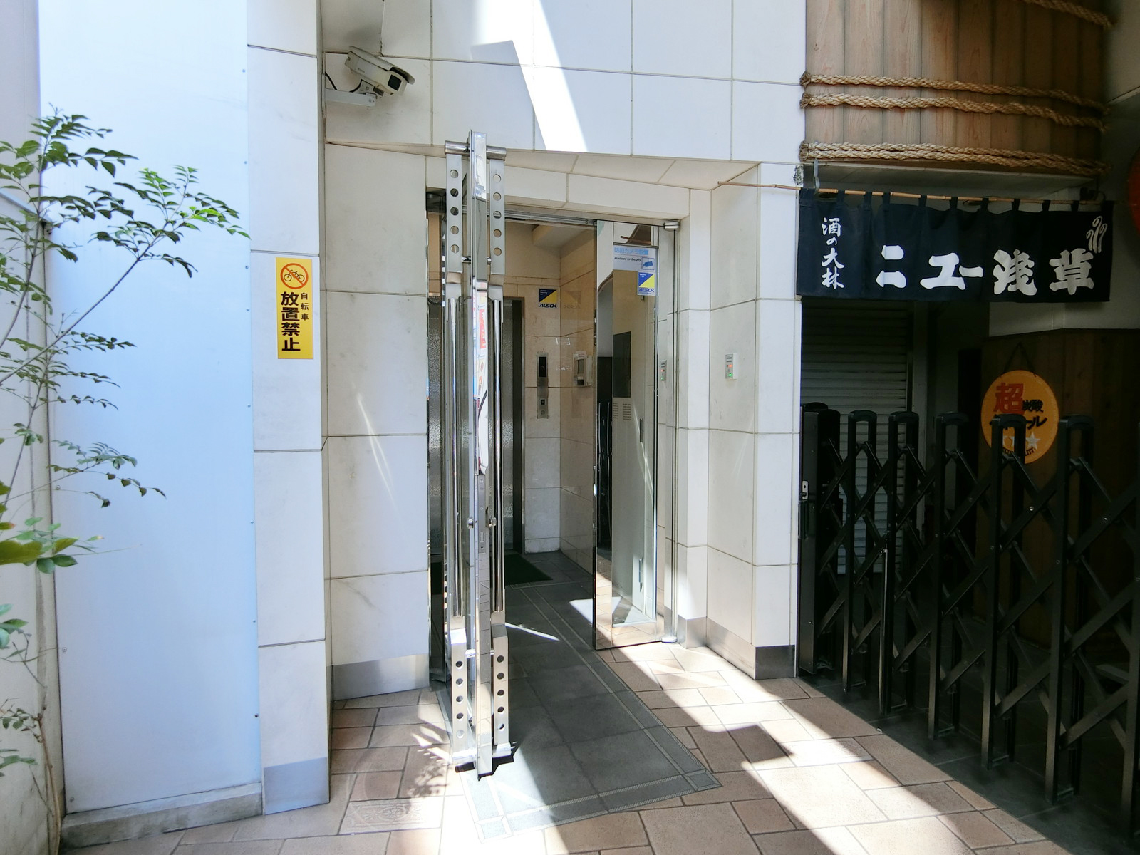 オフィスビル出入り口