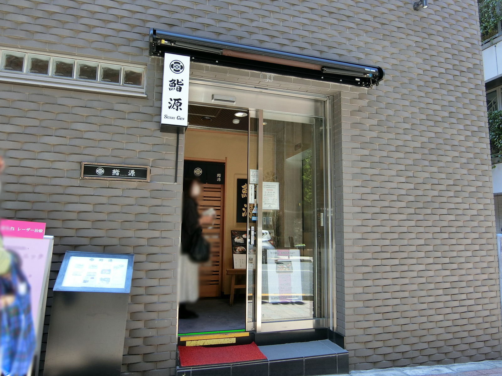 オフィスビル出入り口
