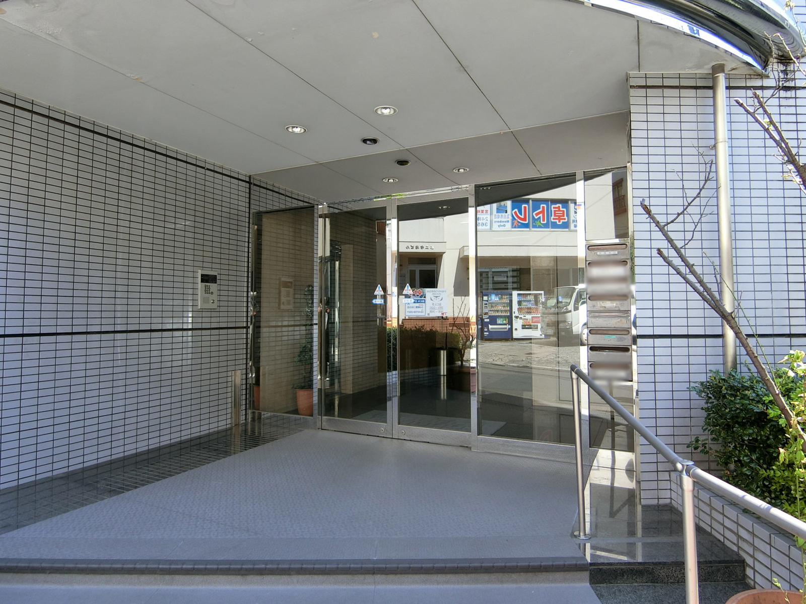 オフィスビル出入り口