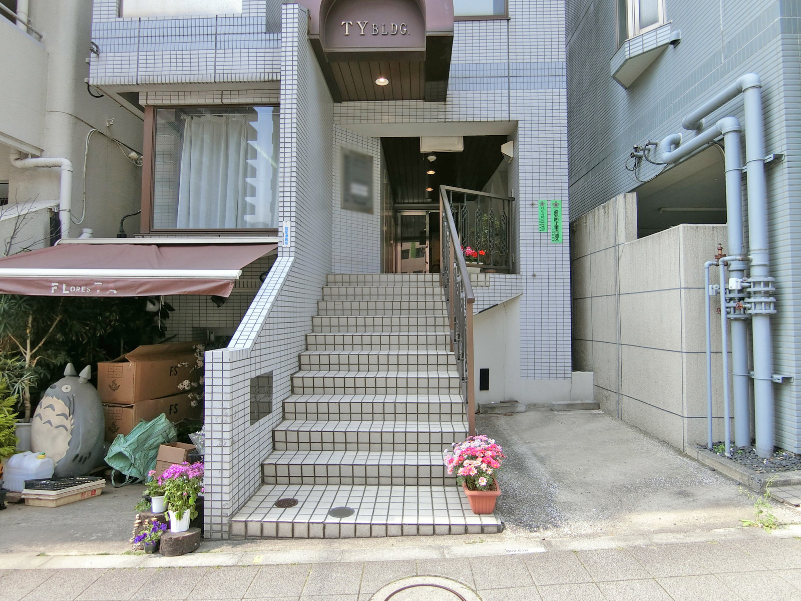 オフィスビル出入口