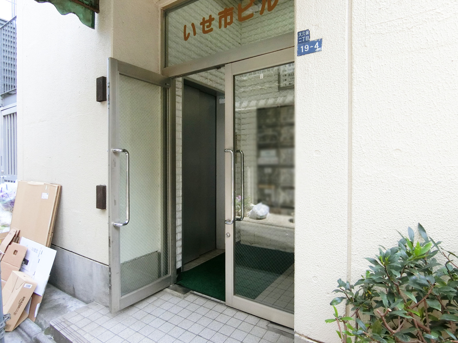 オフィスビル出入口