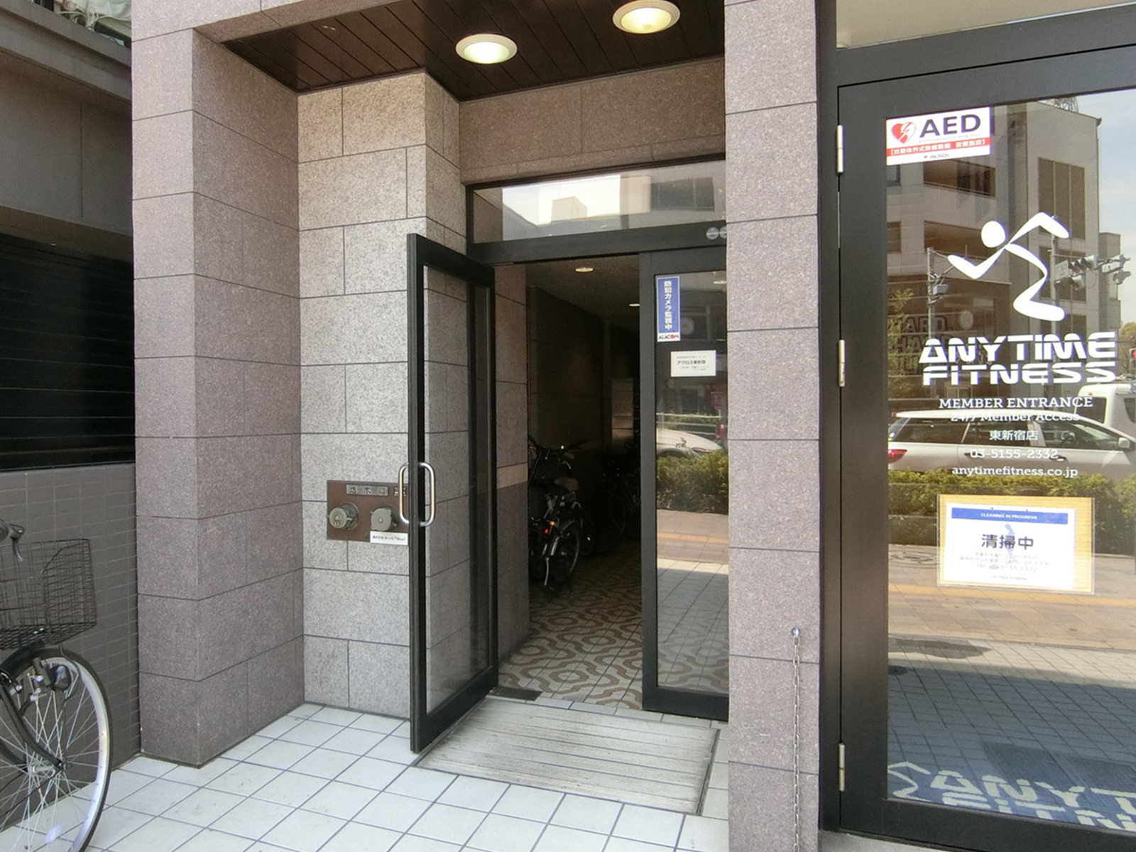 オフィスビル出入口
