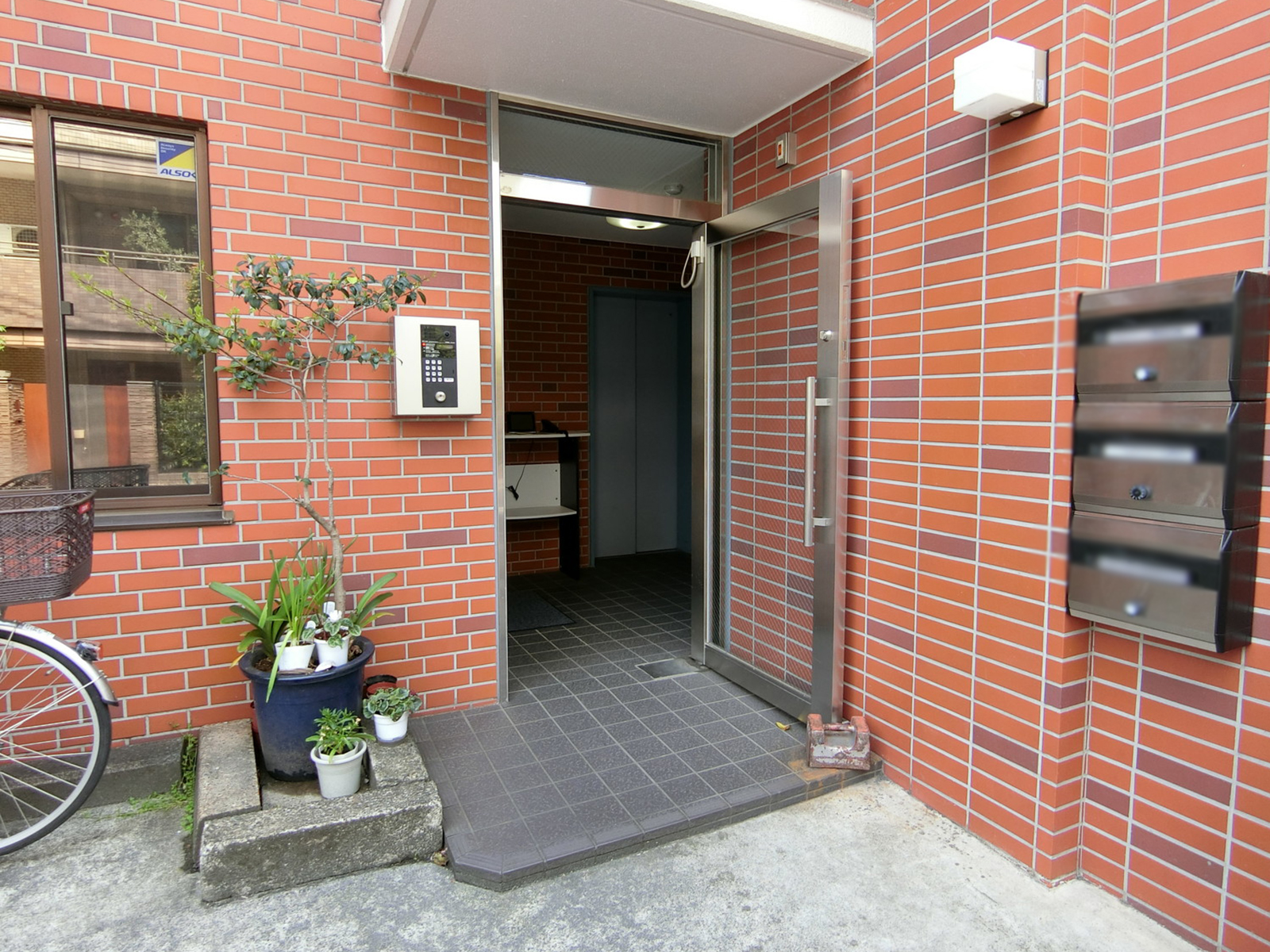 オフィスビル出入口