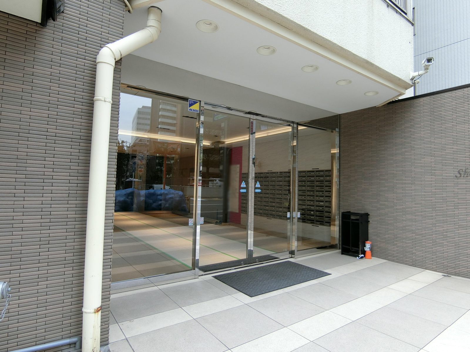 オフィスビル出入口