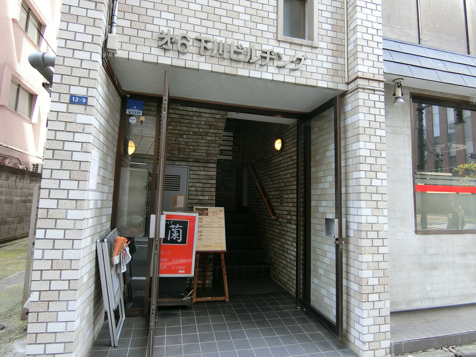 オフィスビル出入口