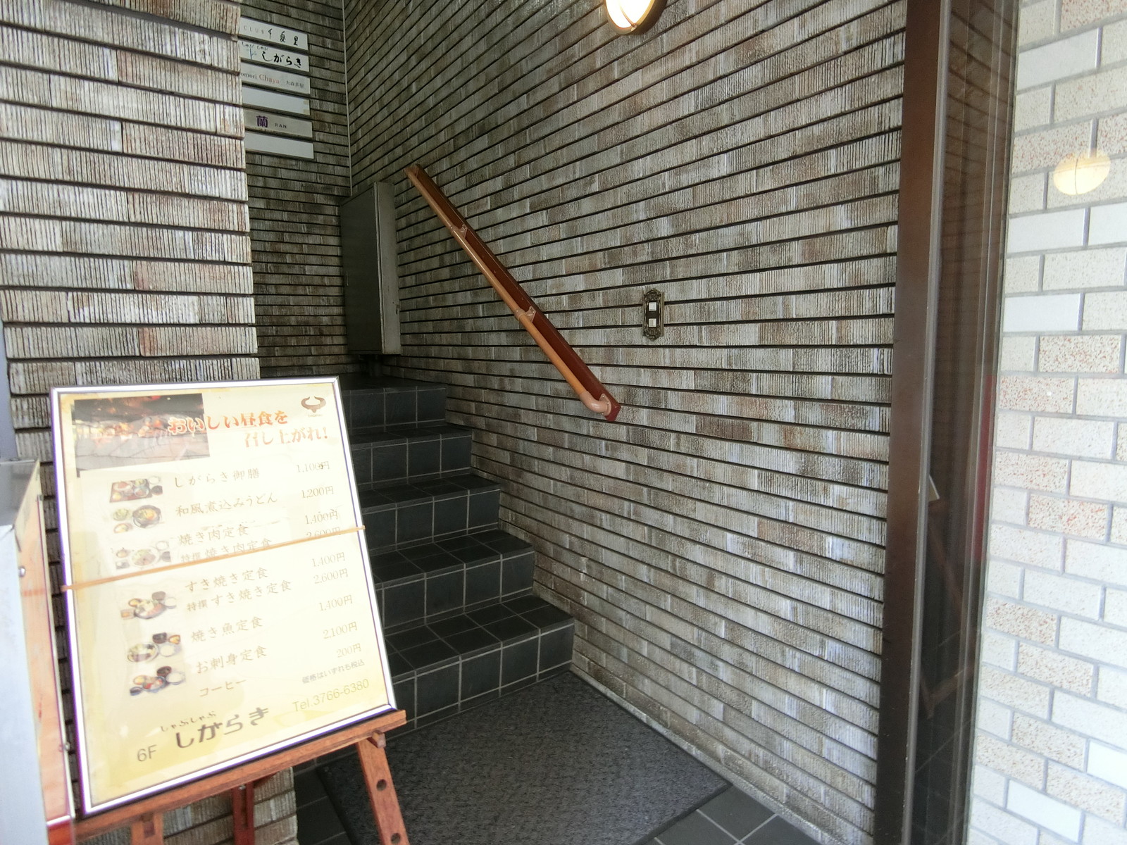 エレベーター前の階段