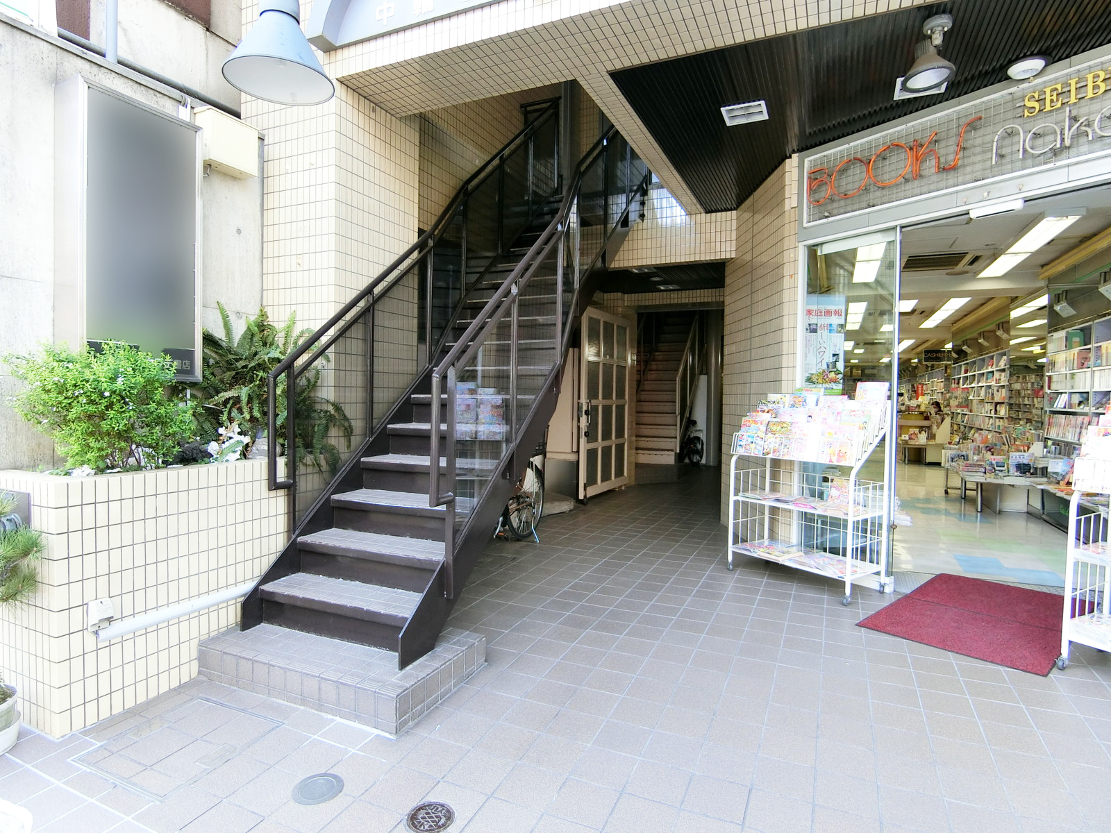 オフィスビル出入口