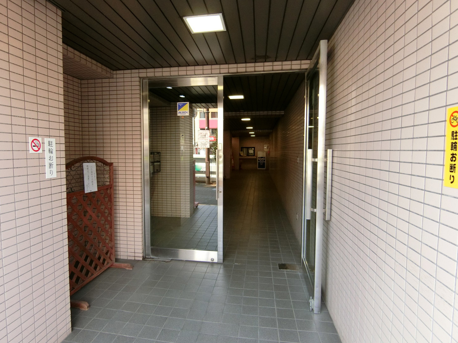 オフィスビル出入口