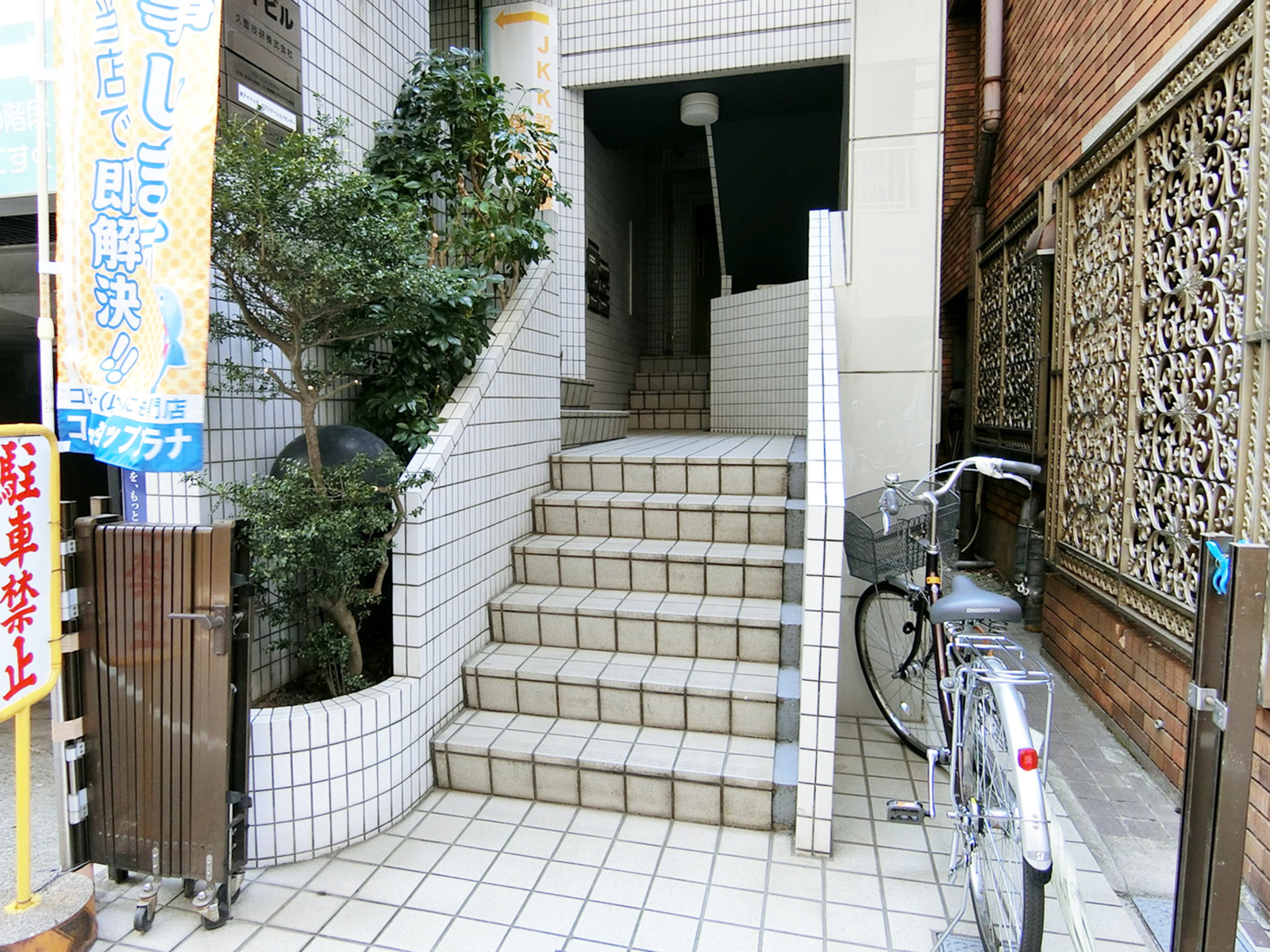 オフィスビル出入口
