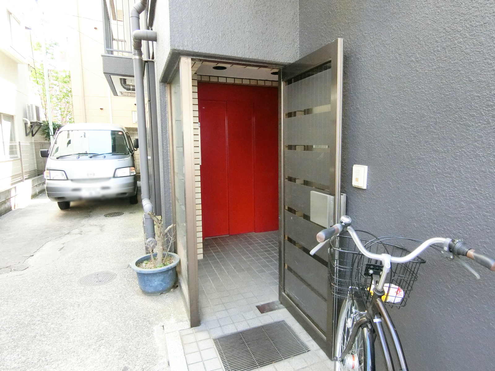 オフィスビル出入口