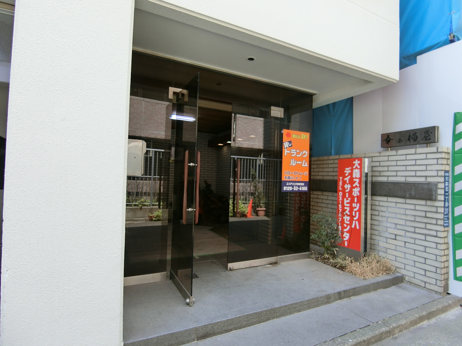オフィスビル出入口